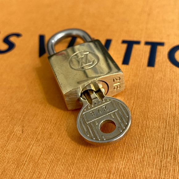 LV #218 Vintage Padlock & Key Set 200 Series - Picture 4 of 5